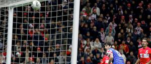 Vedran Corluka macht mit dem dritten Tor für Kroatien die Tür zur EM-Endrunde ganz weit auf.