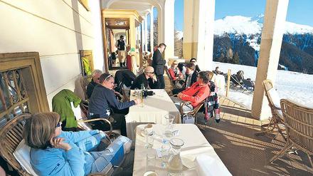Mehr Après mit Aussicht als Ski. Gäste genießen die Sonne auf der Snow Beach genannten Terrasse im Berghotel Schatzalp.