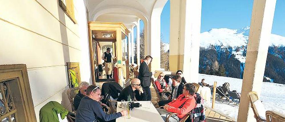 Mehr Après mit Aussicht als Ski. Gäste genießen die Sonne auf der Snow Beach genannten Terrasse im Berghotel Schatzalp. 