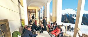 Mehr Après mit Aussicht als Ski. Gäste genießen die Sonne auf der Snow Beach genannten Terrasse im Berghotel Schatzalp.
