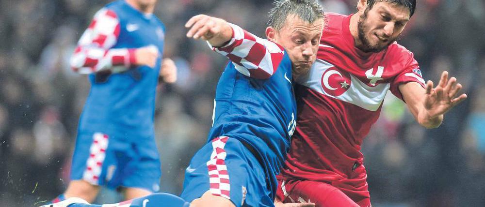 Kraftvoll. Ivica Olic (l., gegen Egemen Korkmaz) traf zum 1:0 für Kroatien. Foto: dpa