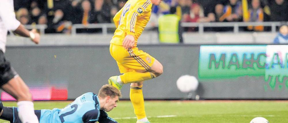 Vorbei und rein. Der deutsche Torhüter Ron-Robert Zieler muss Jewgeni Konopljanka zum 0:2 ziehen lassen. Foto: dpa