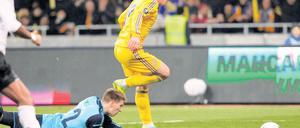 Vorbei und rein. Der deutsche Torhüter Ron-Robert Zieler muss Jewgeni Konopljanka zum 0:2 ziehen lassen. Foto: dpa