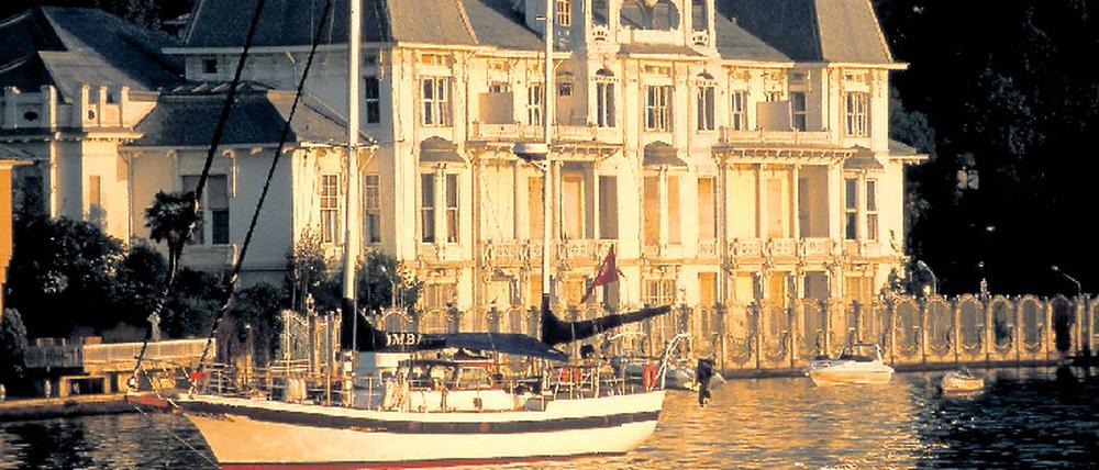 Groß, doch leicht und luftig mit verspielten Fassaden – so präsentieren sich die erhaltenen Yalis (Sommerhäuser) in Istanbul, vorzugsweise direkt am Bosporus.