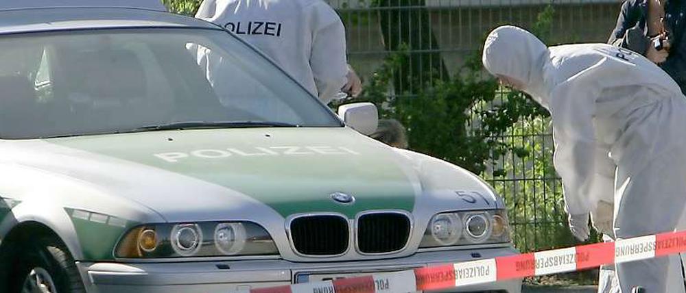 Erstmals seit der Wiedervereinigung ist die Bundesrepublik offenbar mit rechtsextremem Terror in größerem Ausmaß konfrontiert.