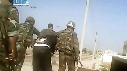 Ein Ausschnitt aus einem Video auf YouTube zeigt syrische Soldaten die einen Mann in Homs abführen.
