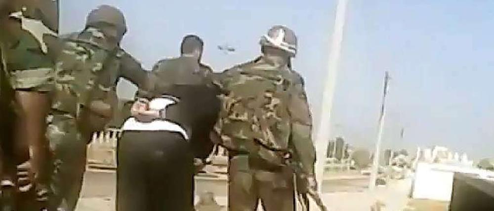 Ein Ausschnitt aus einem Video auf YouTube zeigt syrische Soldaten die einen Mann in Homs abführen.