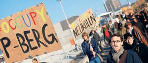 In Bewegung. Tausende Demonstranten beteiligten sich am Sonnabend am Occupy-Zug durch Mitte und an der Umzingelung von Reichstag und anderen Gebäuden im Regierungsviertel. Eine parallele Demonstration mit Menschenkette gab es im Bankenviertel in Frankfurt am Main.