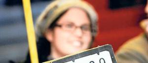 Anwohner des Neuköllner Weichselplatzes trugen am Dienstag ihren Protest gegen Mietsteigerung und Gentrifizierung ins Rote Rathaus.