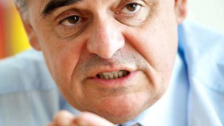 Der ehemalige saarländische Ministerpräsident Peter Müller (CDU) ist zum neuen Verfassungsrichter gewählt worden.