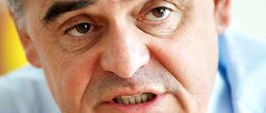 Der ehemalige saarländische Ministerpräsident Peter Müller (CDU) ist zum neuen Verfassungsrichter gewählt worden.