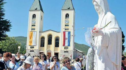 Erscheinungen. Vor 30 Jahren, am 24. Juni 1981, wollen sechs junge Bewohner eines südbosnischen Dorfs die Jungfrau Maria gesehen haben. Seitdem pilgern Katholiken in Scharen nach Medjugorje, bis zu einer Million pro Jahr. Foto: AFP