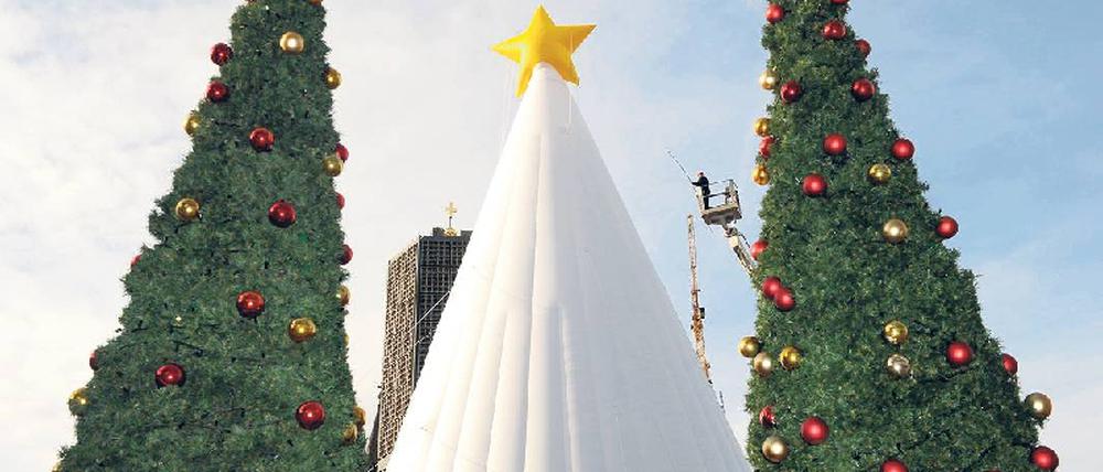 Plastik fürs Publikum. Der Weihnachtsbaum, der keiner war, sorgte vergangenes Jahr für so manchen Spott am Breitscheidplatz. Foto: dpa