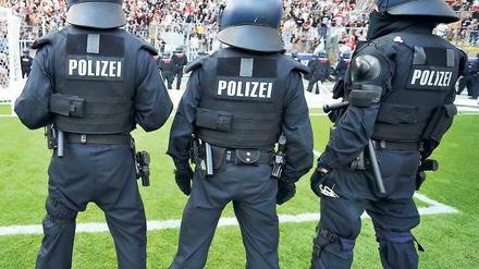 In Westen, nichts Neues. Polizei und Fans, hier beim Spiel Eintracht Frankfurt - 1. FC Köln, stehen sich oft unversöhnlich gegenüber. Foto: dpa