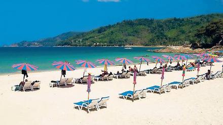 Noch sind Liegen frei. Die Hochsaison hat weniger turbulent begonnen als sonst auf der Insel Phuket. Die Nachrichten vom Hochwasser verunsichern manche Urlauber.