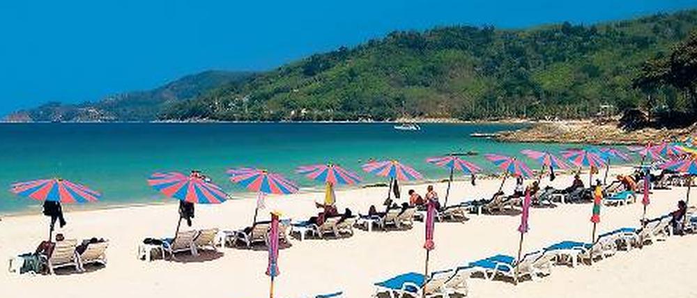 Noch sind Liegen frei. Die Hochsaison hat weniger turbulent begonnen als sonst auf der Insel Phuket. Die Nachrichten vom Hochwasser verunsichern manche Urlauber.