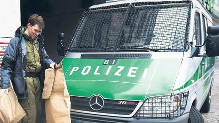 Eingetütet. Eine Plastiktüte löste den Alarm aus, in Papiertüten transportierten Ermittler Beweise vom Fundort ab. Ob eine Flüssigkeit, die über den Boden sickerte, brennbar oder anderweitig gefährlich war, prüft die Polizei nun. Foto: dapd