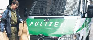 Eingetütet. Eine Plastiktüte löste den Alarm aus, in Papiertüten transportierten Ermittler Beweise vom Fundort ab. Ob eine Flüssigkeit, die über den Boden sickerte, brennbar oder anderweitig gefährlich war, prüft die Polizei nun. Foto: dapd