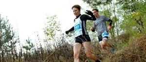 Beim Crosslauf, hier in der Döberitzer Heide, geht es über Stock und Stein, bergauf und bergab durch den Schlamm. 