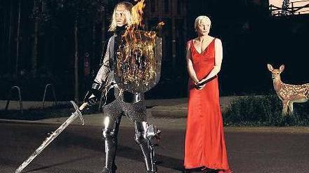 Feuer und Flamme. Joachim Meyerhoff als Wetter vom Strahl und Anne Müller als Käthchen von Heilbronn. 