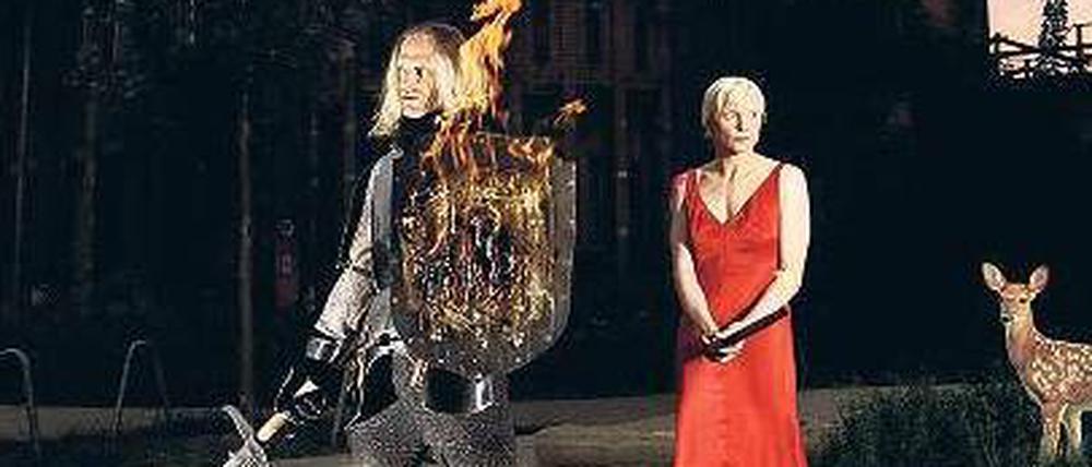 Feuer und Flamme. Joachim Meyerhoff als Wetter vom Strahl und Anne Müller als Käthchen von Heilbronn. 