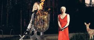 Feuer und Flamme. Joachim Meyerhoff als Wetter vom Strahl und Anne Müller als Käthchen von Heilbronn.