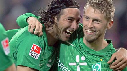 Claudio Pizarro (l.) feiert gemeinsam mit Aaron Hunt (r.) seinen Treffer zum 1:1-Ausgleich.