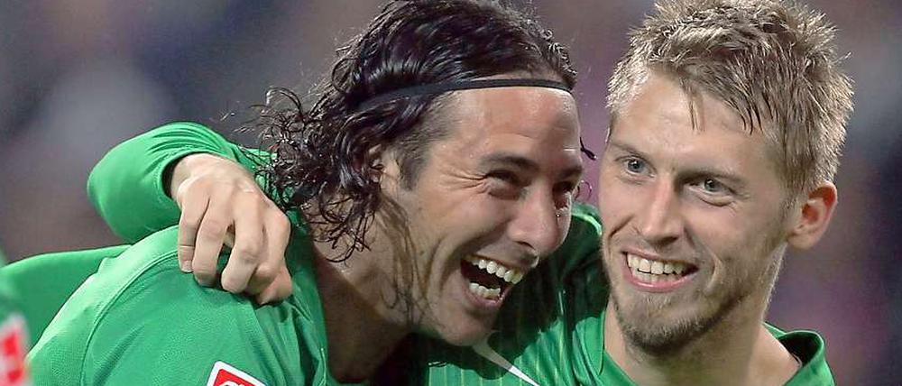 Claudio Pizarro (l.) feiert gemeinsam mit Aaron Hunt (r.) seinen Treffer zum 1:1-Ausgleich.