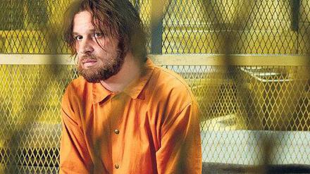 Der Schauspieler Sascha Alexander Gersak (rechts) sitzt als Guantanamo-Häftling im Nachbau einer Zelle. 2012 soll der Film über Murat Kurnaz in die Kinos kommen.
