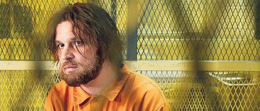 Der Schauspieler Sascha Alexander Gersak (rechts) sitzt als Guantanamo-Häftling im Nachbau einer Zelle. 2012 soll der Film über Murat Kurnaz in die Kinos kommen.