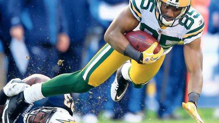 Her damit! Zu solchen Szenen könnte es auch zwischen den Fans der Packers (hier Passempfänger Greg Jennings) bei dem Verkauf der begehrten Aktien kommen. Foto: Reuters