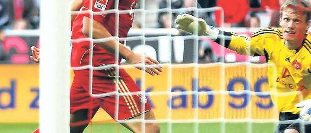 Rückblick auf sein zwölftes Tor. Stürmer Mario Gomez erzielt das 4:0 für den FC Bayern und führt souverän die Torschützenliste der Bundesliga an. Foto: dapd