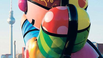 Geschenkt. Dieser „Friendship Bear“ des Künstlers Romero Britto steht jetzt vor der O2-World. Er ist eine Gabe von Eunice Kennedy-Shriver an Berlin. Foto: Paul Zinken/dapd
