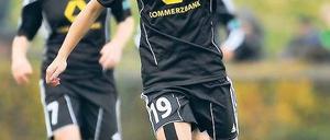 Rübergedribbelt. Fatmire Bajramaj trifft erstmals mit Frankfurt auf ihre ehemaligen Mitspielerinnen aus Potsdam. Foto: dapd