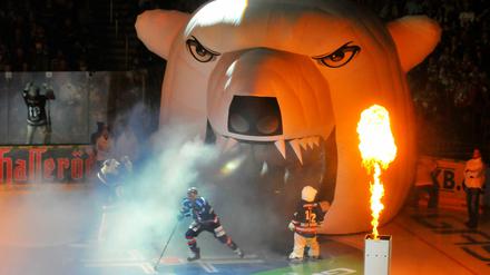 Feuer, Luft und Eis. Die Spieler laufen ein.