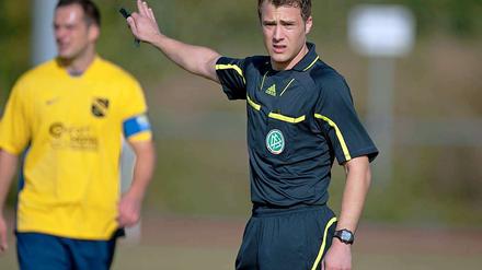 Bundesliga-Schiedsrichter Felix Zwayer bei seinem Einsatz in der Kreisliga B im Rahmen des Schiedsrichter-Aktionswochenendes. Doch die Gewalt nimmt kein Ende.