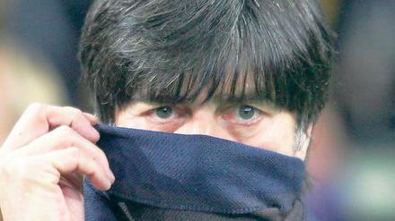 Ein Extremist auf der Trainerbank. Joachim Löw hat mit dem 3-5-2-System gegen die Ukraine nur auf den ersten Blick ein ungewöhnliches Experiment gewagt. In Wirklichkeit wollte er ein Szenario simulieren, das seinem Team schon bei der EM im Sommer droht. 