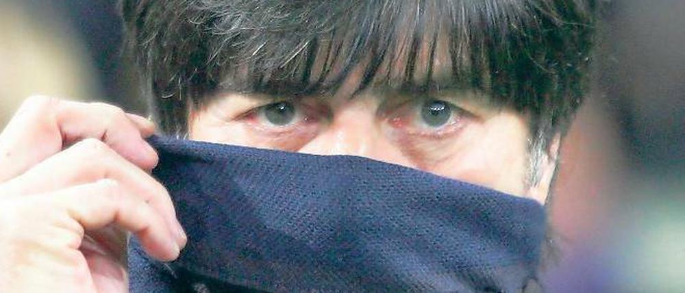 Ein Extremist auf der Trainerbank. Joachim Löw hat mit dem 3-5-2-System gegen die Ukraine nur auf den ersten Blick ein ungewöhnliches Experiment gewagt. In Wirklichkeit wollte er ein Szenario simulieren, das seinem Team schon bei der EM im Sommer droht. 