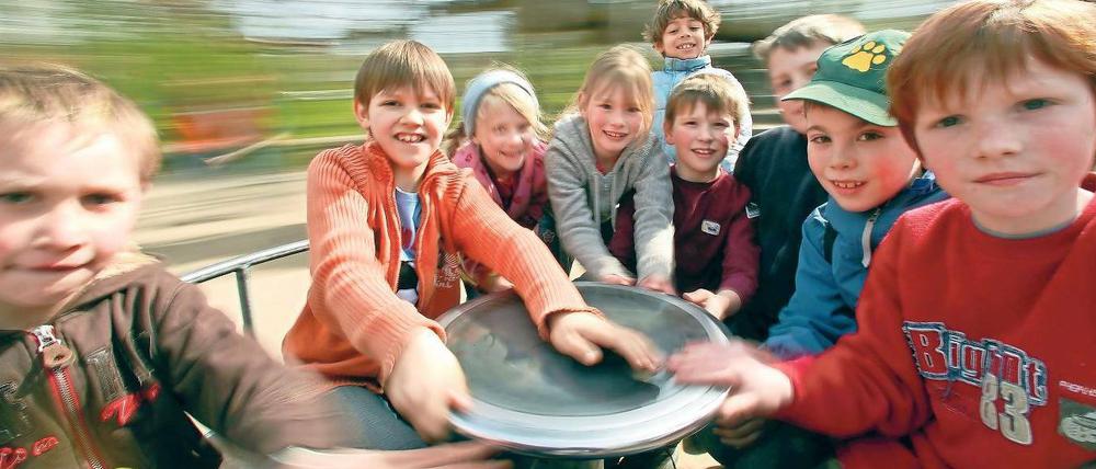 Gemeinsam stark. Kontakt zu Gleichaltrigen, gemeinsame soziale Aktivitäten – das macht laut einer neuen Studie für Heranwachsende Reichtum in der Kindheit aus.