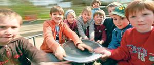 Gemeinsam stark. Kontakt zu Gleichaltrigen, gemeinsame soziale Aktivitäten – das macht laut einer neuen Studie für Heranwachsende Reichtum in der Kindheit aus.