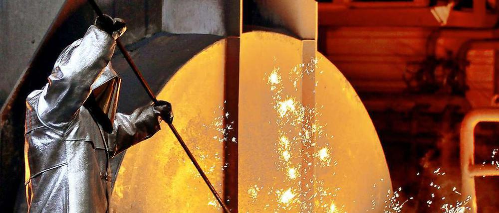 Szene aus einem Stahlwerk in Duisburg. Das Wachstum wird sich spürbar abkühlen, sagen die Wirtschaftsweisen. 