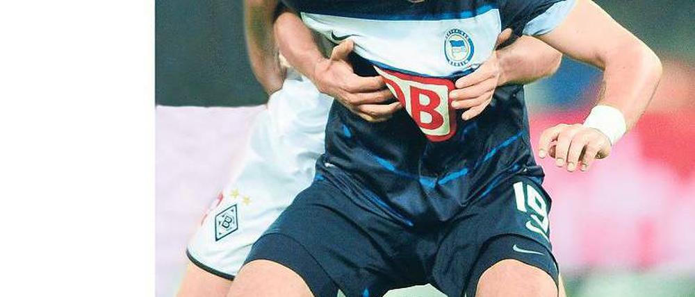 Kein Halten mehr! Stürmer Pierre-Michel Lasogga konnte sich mit Hertha gegen Mönchengladbach (hinten Roman Neustädter) nicht aus der Umklammerung befreien. Foto: dapd