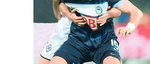 Kein Halten mehr! Stürmer Pierre-Michel Lasogga konnte sich mit Hertha gegen Mönchengladbach (hinten Roman Neustädter) nicht aus der Umklammerung befreien. Foto: dapd