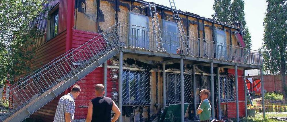 Bereits im Sommer gab es einen Brandanschlag auf das Jugendzentrum. Dabei wurde die Fassade zerstört und im Innern sind mehrere Computer beschädigt worden. Die Teilsanierung dauerte mehrere Wochen.