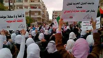 Demonstranten in der syrischen Stadt Homs fordern ein Ende des Regimes Assad.