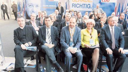 Seite an Seite. So sieht es zumindest aus, wie hier auf einem Landesparteitag der Berliner CDU im Februar 2011. Mittlerweile aber geht es um Macht, Posten, Einfluss - und da gerät die Harmonie an ein Ende.
