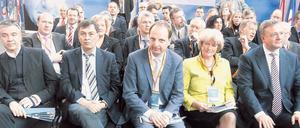 Seite an Seite. So sieht es zumindest aus, wie hier auf einem Landesparteitag der Berliner CDU im Februar 2011. Mittlerweile aber geht es um Macht, Posten, Einfluss - und da gerät die Harmonie an ein Ende.