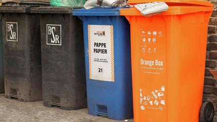 Private und kommunale Entsorgungsunternehmen wetteifern um den Rohstoffmarkt. Umweltverbände kritisieren, dass Deutschland beim Thema Recycling immer noch hinterherhinkt.