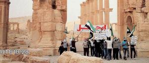 Protestbewegung: Auch vor den Ruinen der antiken Stadt Palmyra demonstrierten syrische Aktivisten nach dem Freitagsgebet gegen das Regime von Präsident Baschar al Assad.