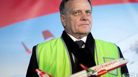 Damit er nicht übersehen wird, trägt Air-Berlin-Chef Mehdorn sicherheitshalber eine Leuchtweste.